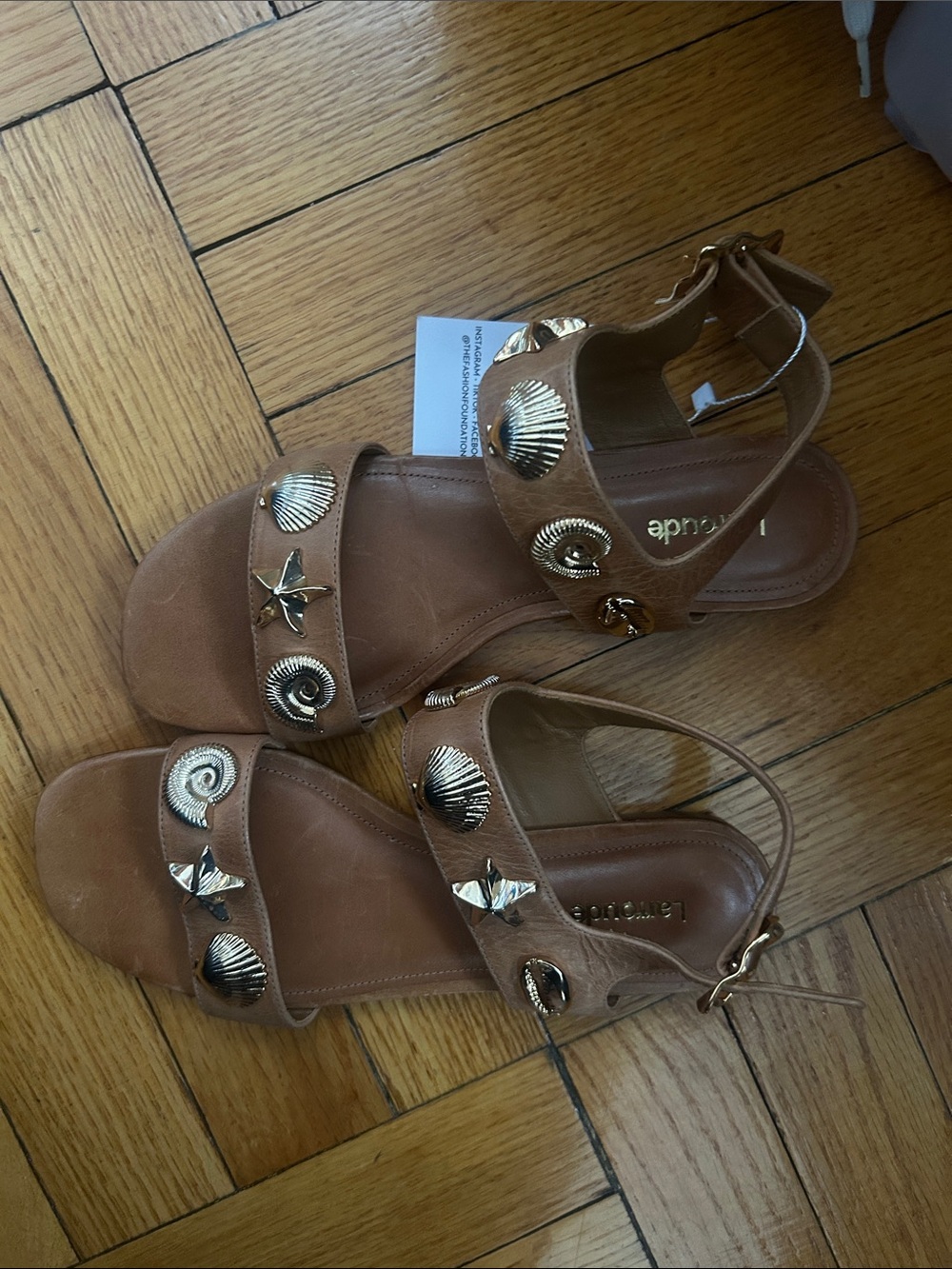 Larroude Tan Sandals with Gold Shell & Star Accents sz 6.5